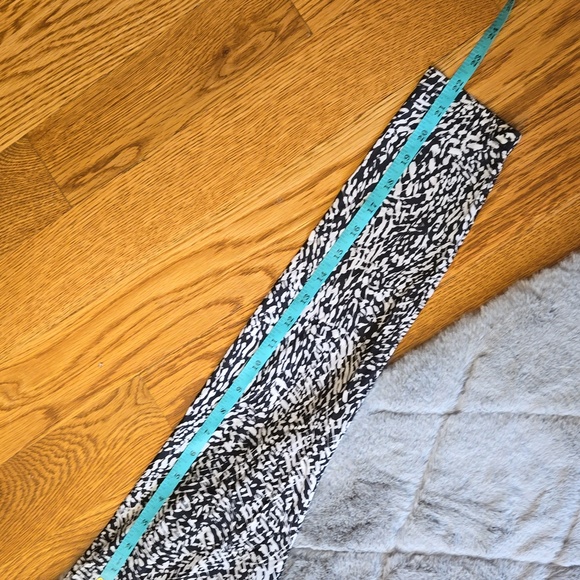 Athleta Black/White Long Sleeve Shirt, Women's Size Medium, Great Condition - Picture 6 of 9